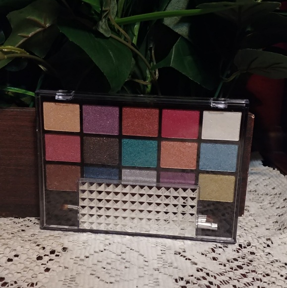 New Hard Candy Look Pro Eyeshadow Pallete - Picture 1 of 1